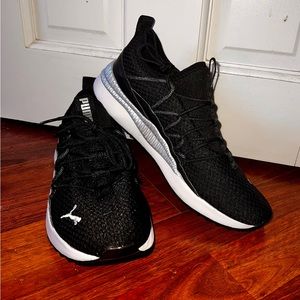 Woman’s puma sneakers